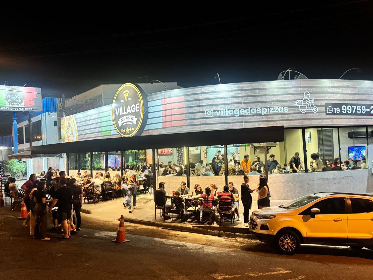 Fachada da Village movimentada a noite
